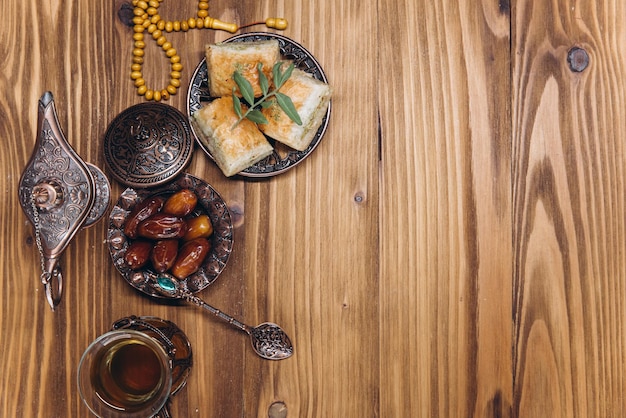 Ramadan concept kopje thee bord zoete dadels en baklava kopie ruimte bovenaanzicht