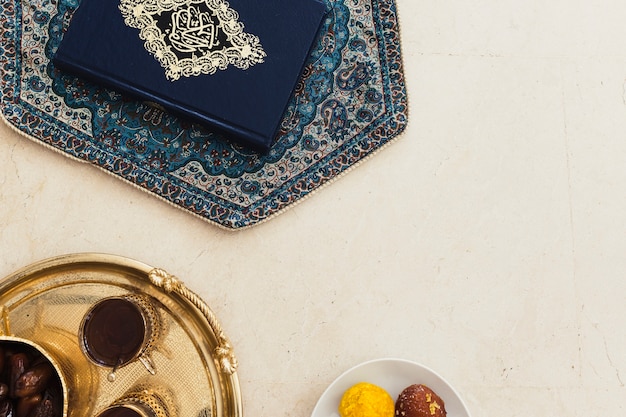 Foto concetto di ramadan con corano e copyspace