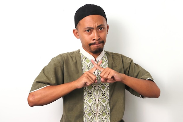 Foto disciplina del ramadan uomo indonesiano che resiste alle distrazioni