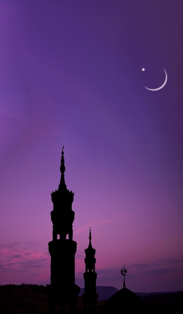 Ramadan eid aifitrnew jaar muharram islamitische religie symbolen met maan silhouet op onscherpte donker rode en oranje schemering hemel in nacht zonsondergang arabischeid aladhamubarak moslim concept