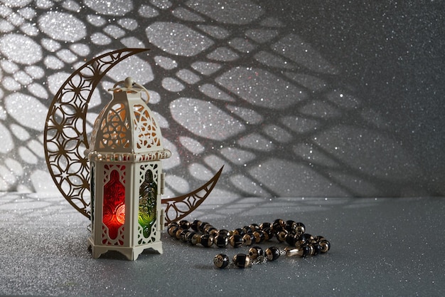 Foto ramadan en eid al-fitr concept traditionele lantaarn data fruit rozenkrans kralen