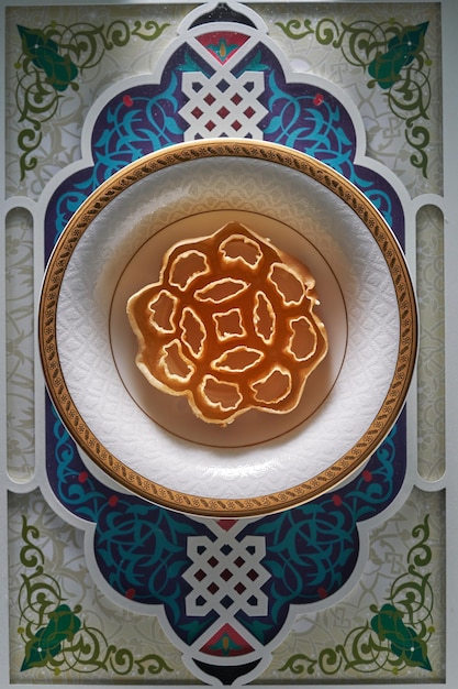 Ramadan honingraat koekje of kuih loyang tegen tegen arabisch ontwerp voedselbakje