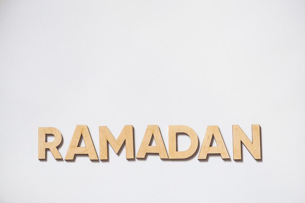 Ramadan houten letters