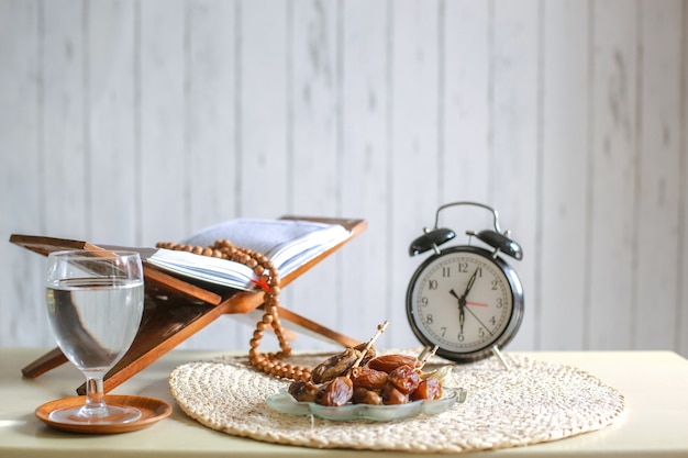 Foto priorità bassa di concetto di tempo di ramadan iftar