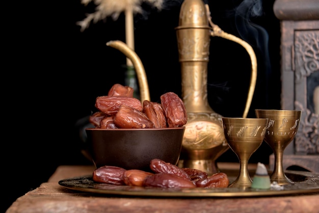 Концепция праздника мусульманской еды рамадан карим и ифтар подносы с орехами и сухофруктами и зажженными свечами идея празднования