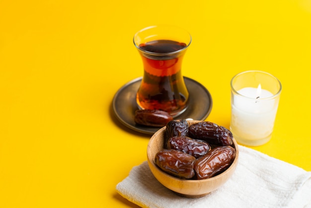 Рамадан карим фестиваль, крупный план дат в миске и чашке черного чая