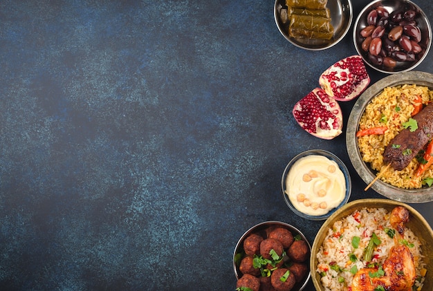 Ramadan kareem iftar tavolo da festa con assortiti festosi piatti arabi tradizionali, dolci, datteri. gran pasto serale di eid al-fitr mubarak, vista dall'alto. cibo per le feste islamiche, festa del ramadan, spazio per il testo
