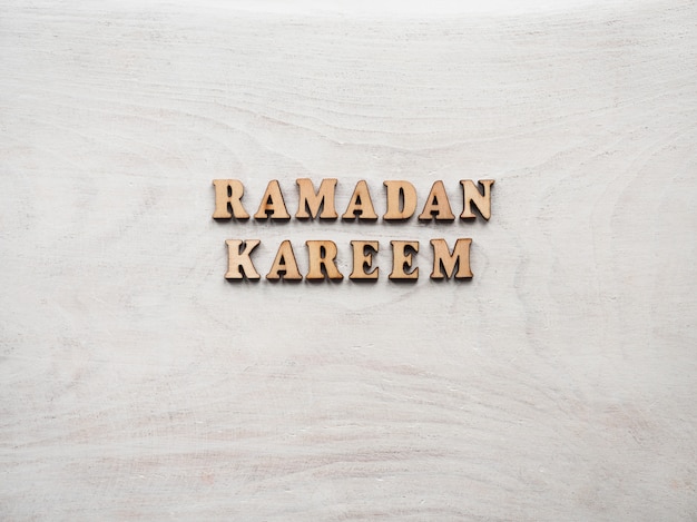 RAMADAN KAREEM. Mooie kaart. Geïsoleerde achtergrond, close-up