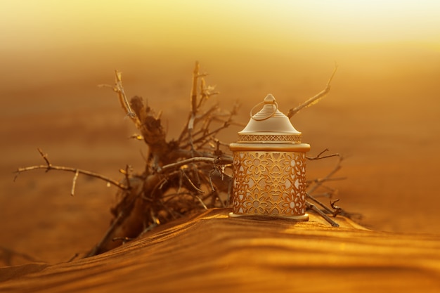 Foto lanterna di ramadan nel deserto al tramonto