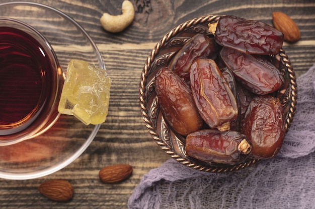 Ramadan samenstelling met kopje thee en gedroogde dadels