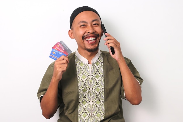 Photo ramadan shopping indonesian man phone credit card