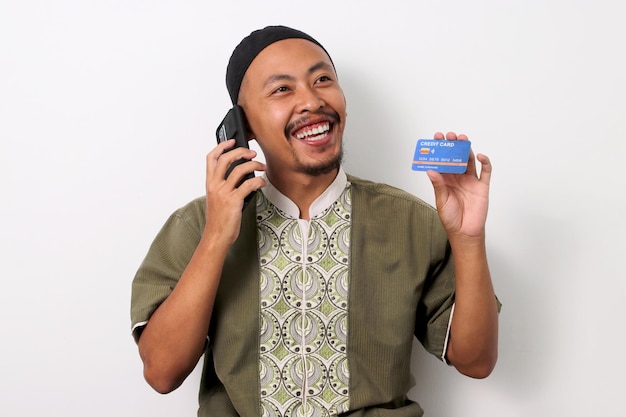 Foto ramadan shopping uomo indonesiano telefono carta di credito