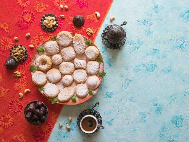 Ramadan snoep achtergrond. Koekjes van El Fitr Islamic Feast. Arabische koekjes Maamoul.