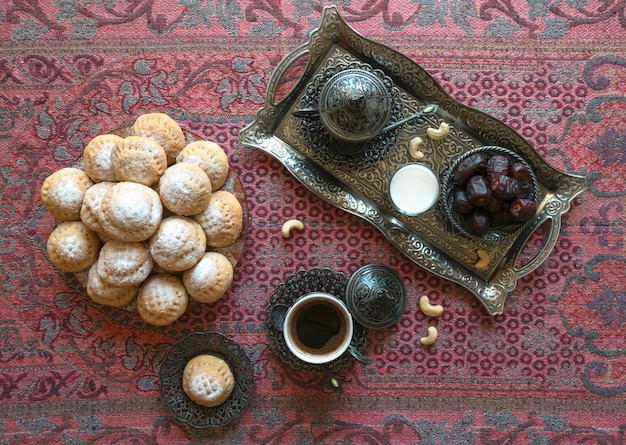 Foto sfondo di dolci ramadan. biscotti della festa islamica di el fitr. biscotti egiziani 