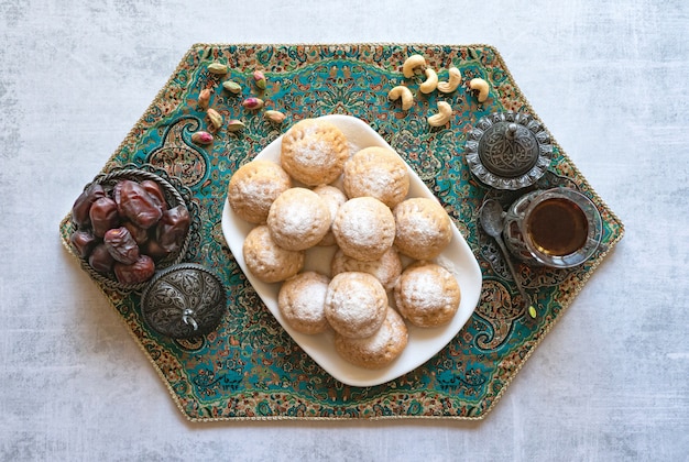 Dolci del ramadan con tè e datteri