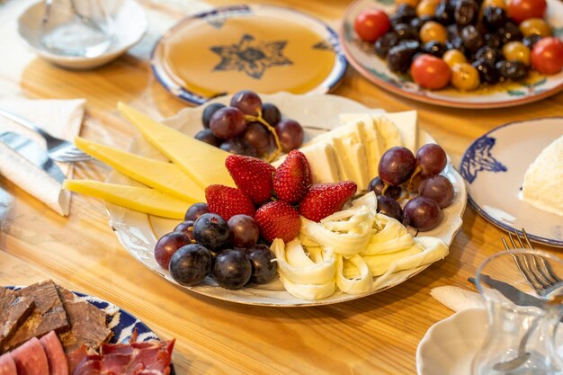 Foto tavola del ramadan tavola sahur con varietà di formaggio salami pastrami arrostire olive e tè