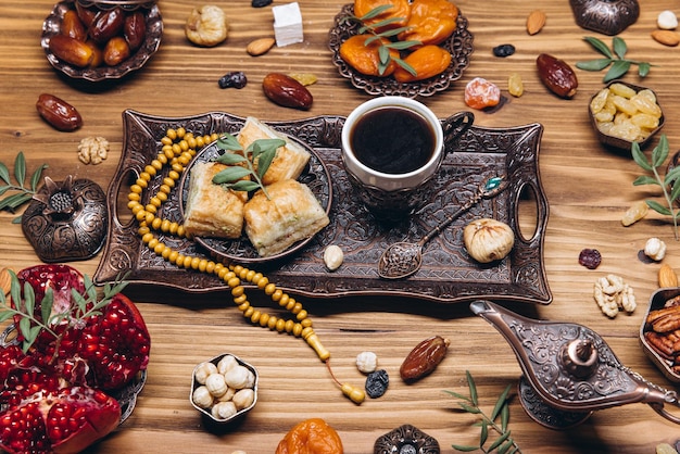 Ramadan tafelblad weergave Banner met traditionele Arabische gerechten kopje koffie en eten sets