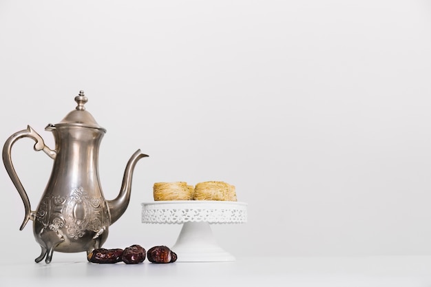 Ramadansamenstelling met theepot en arabisch voedsel