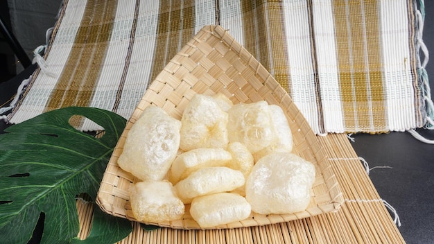 Rambak of dorokdok of kerupuk kulit is indonesische traditionele crackers gemaakt van zachte binnenhuid van runderen koe of waterbuffel