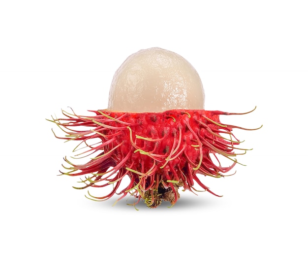 Rambutan die op witte achtergrond wordt geïsoleerd