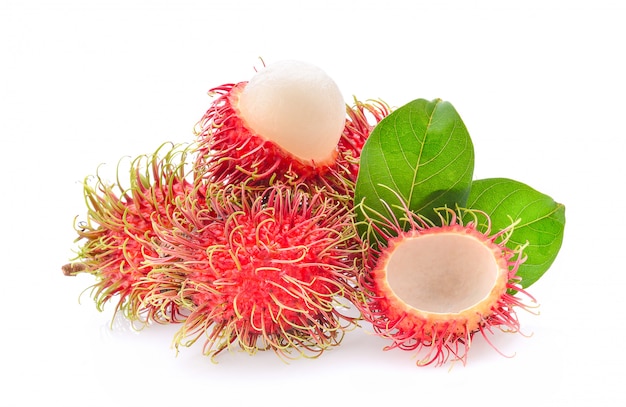 Rambutan die op witte ruimte wordt geïsoleerd