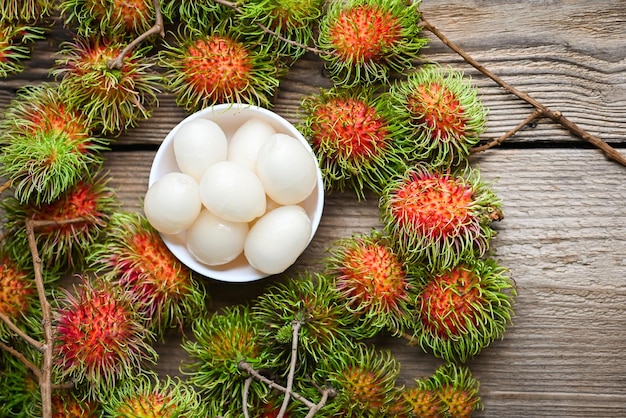 Rambutan raccolto di frutta dal giardino rambutan albero rambutan fresco e maturo dolce frutta tropicale rambutan pelato