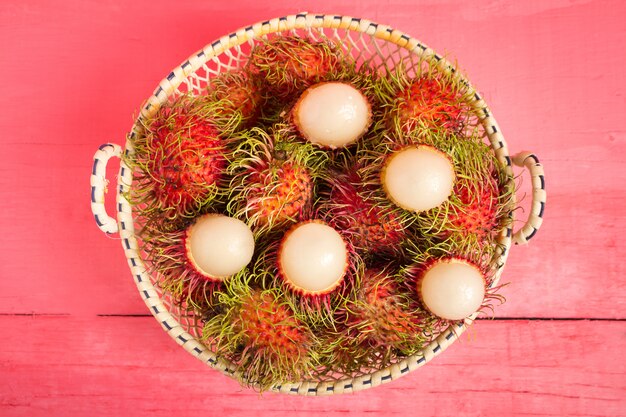 Rambutan fruit op houtkleur roze