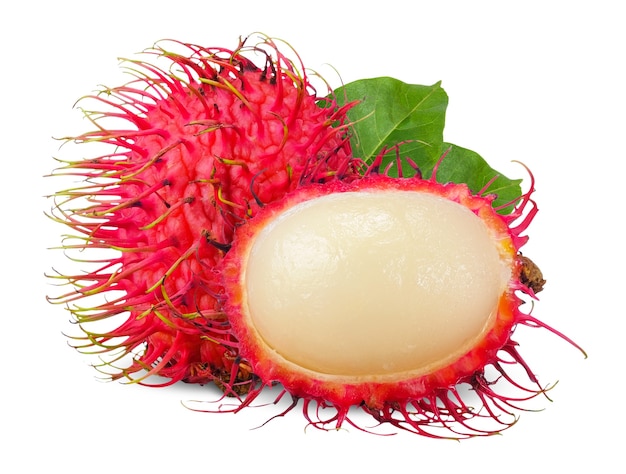 Frutto di rambutan con foglia isolato su sfondo bianco. percorso di ritaglio di rambutan