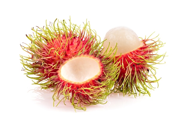 Frutti di rambutan isolati su superficie bianca white