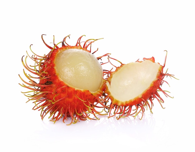 Rambutan isolato sul bianco