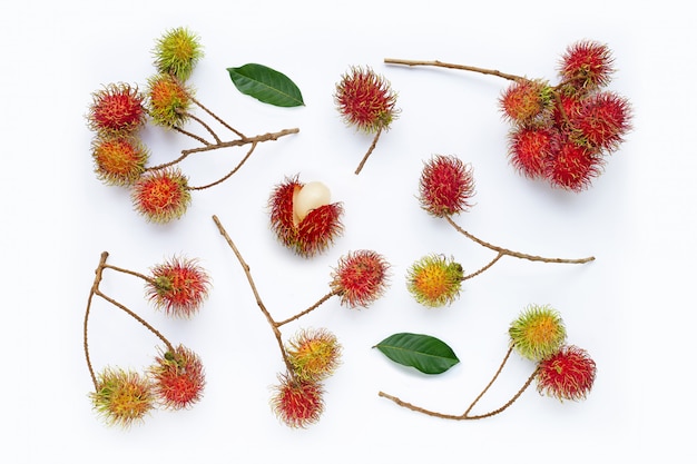 Rambutan op wit wordt geïsoleerd dat.