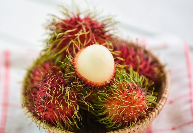 태국에서 정원에서 신선한 rambutan 여름 과일-테이블에 바구니에 껍질을 벗긴 rambutan