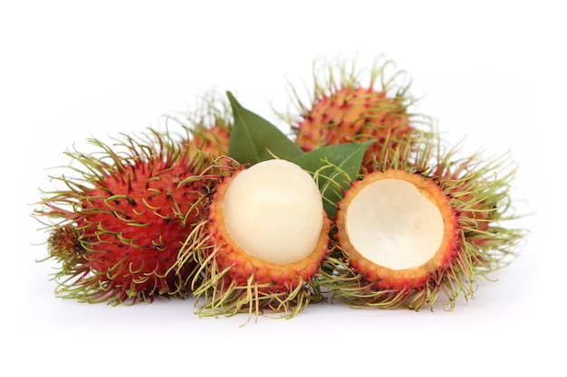 Rambutan zoet heerlijk fruit geïsoleerd op een witte achtergrond.