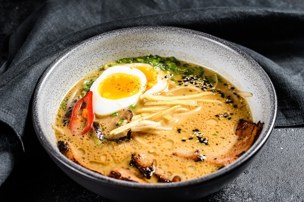 Ramen Aziatische noedelsoep met rundvlees, champignons en Ajitama gepekeld ei