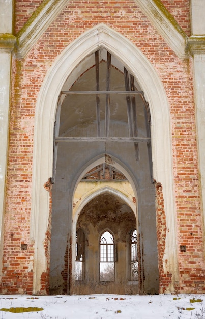 Foto ramen en trappen van een verlaten kerk