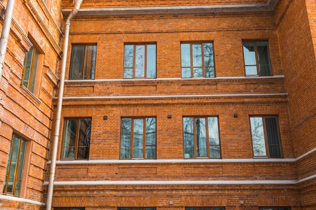 Ramen in een rode bakstenen vintage bouwdetail van een oud luxe huis en huis complex fragment van de stad