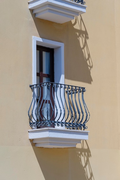 Ramen met balkon op de gevel van het gebouw met gietijzeren ornamenten Turkije