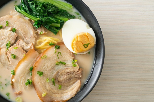 Ramen-noedels in varkensbeensoep met geroosterd varkensvlees en ei of Tonkotsu ramen-noedels - Japanse voedselstijl