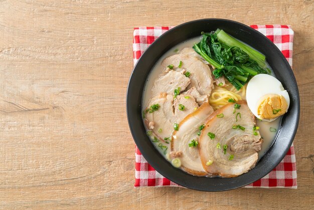 Ramen noedels in varkensbottensoep met gebraden varkensvlees en ei