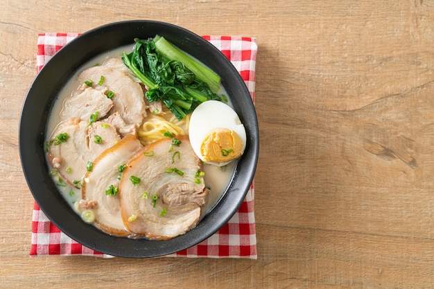 Ramen noedels in varkensbottensoep met gebraden varkensvlees en ei