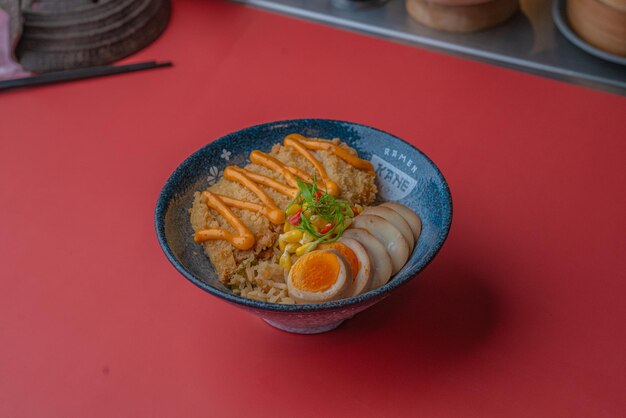 Ramen noedels met heerlijke topping geserveerd met dumpling