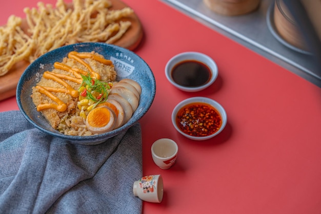 Foto ramen noedels met heerlijke topping geserveerd met dumpling