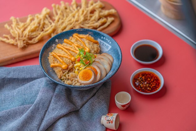 Ramen noedels met heerlijke topping geserveerd met dumpling