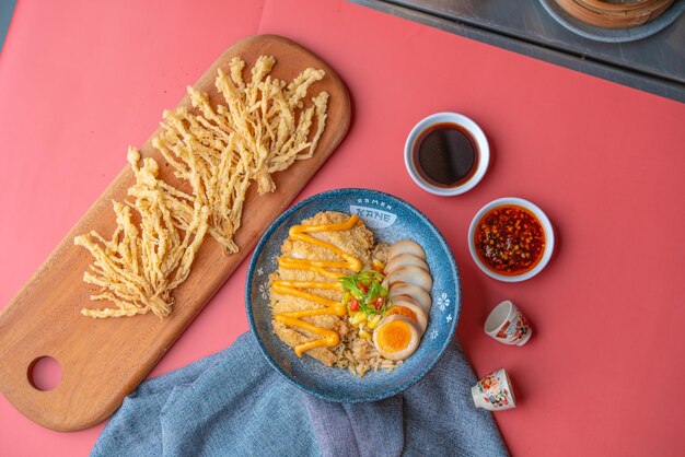 Foto ramen noedels met heerlijke topping geserveerd met dumpling