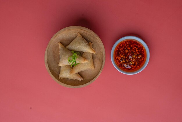 Foto ramen noedels met heerlijke topping geserveerd met dumpling