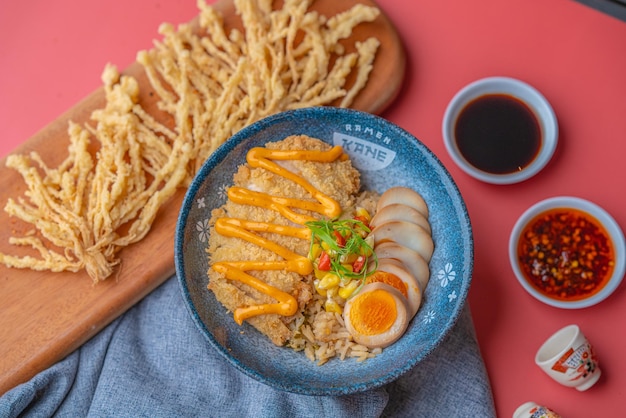 Foto ramen noedels met heerlijke topping geserveerd met dumpling