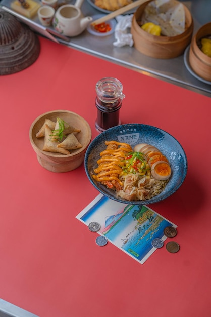 Ramen noedels met heerlijke topping geserveerd met dumpling