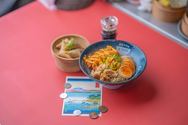 Ramen noedels met heerlijke topping geserveerd met dumpling