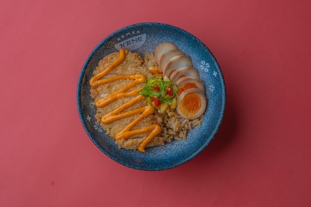 Foto ramen noedels met heerlijke topping geserveerd met dumpling