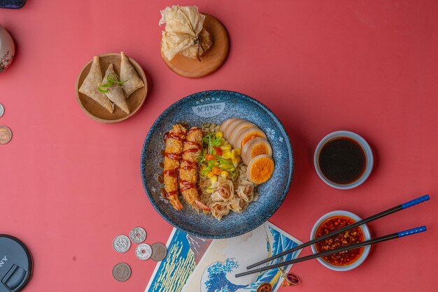 Foto ramen noedels met heerlijke topping geserveerd met dumpling